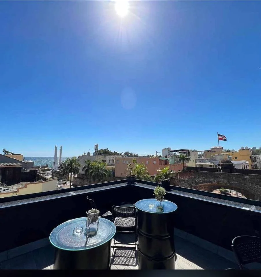 Edificio en venta zona colonial con terraza para bar, frente a la puerta de la Misericordia - 1