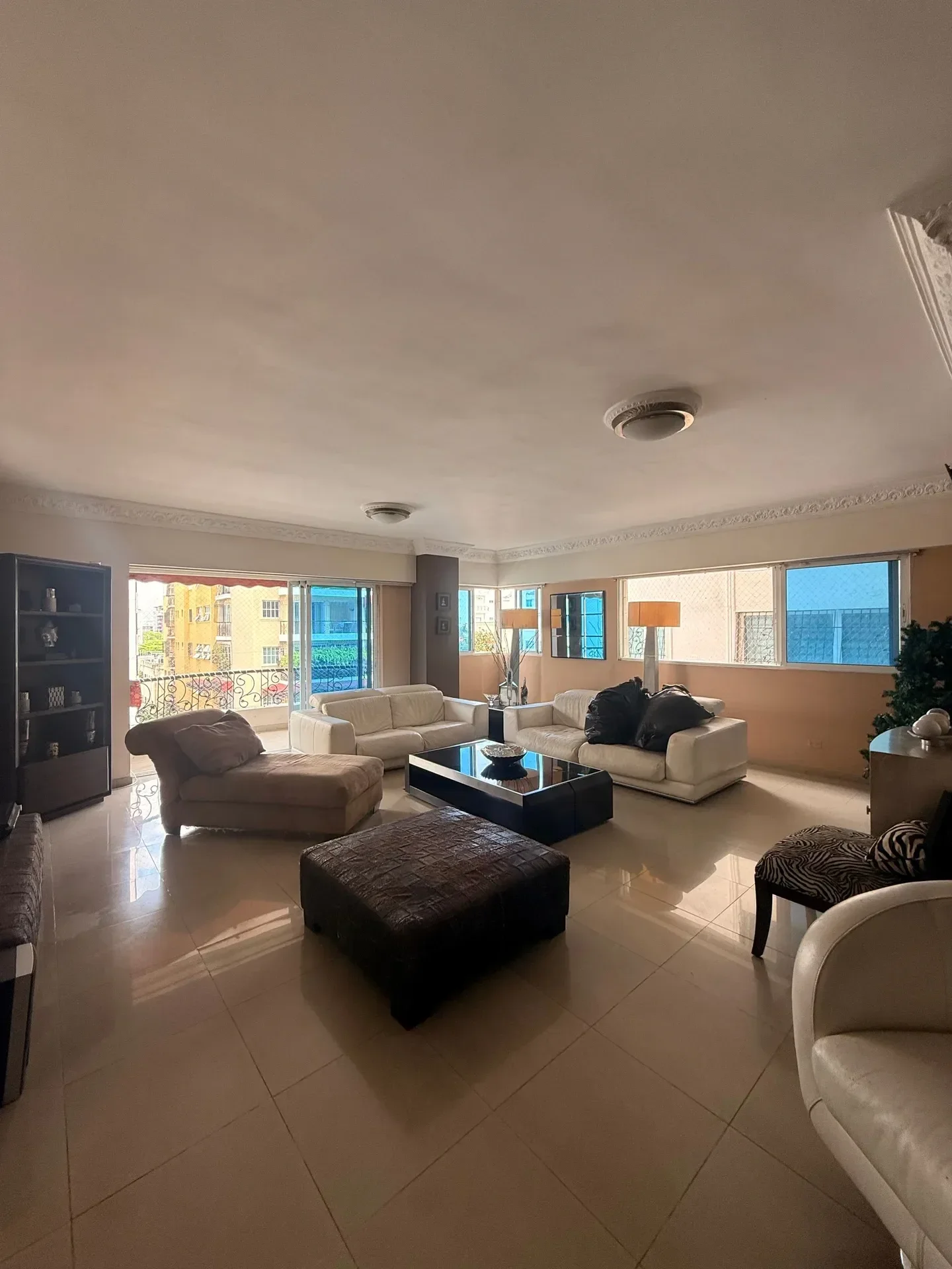 Apartamento en venta — Evaristo Morales, Distrito Nacional (3 hab.) - 2