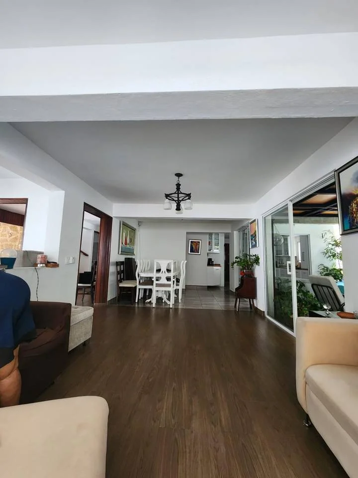 Casa en Av. Independencia, 243 m² en venta - 2