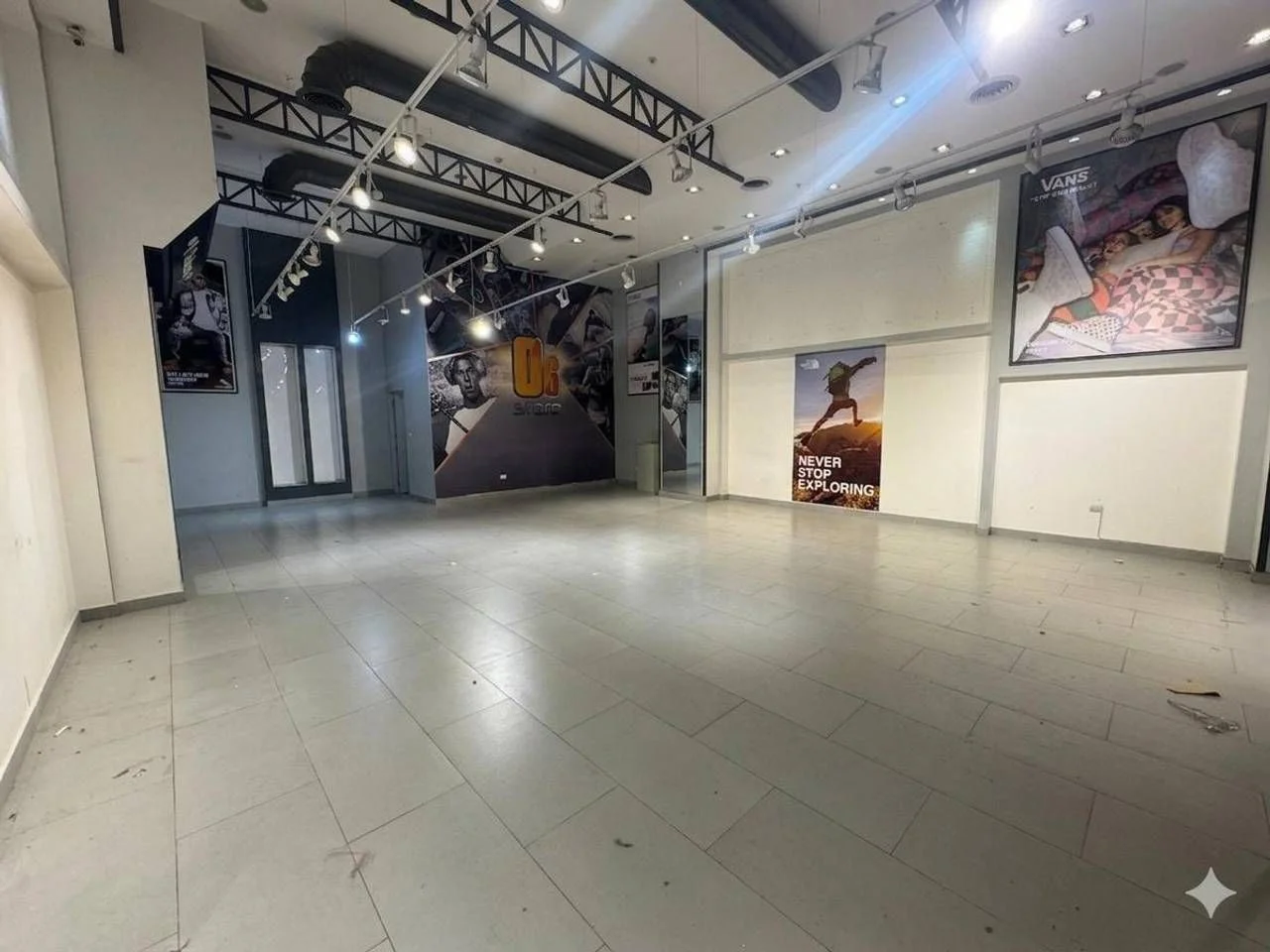 Villa Juana: local commercial · 145 m² à vendre - 2
