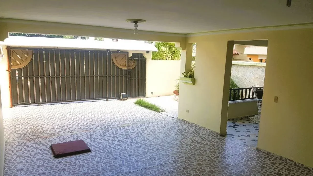 Casa de 4 habitaciones en venta en Las Palmas de Alma Rosa, Santo Domingo Este - 2