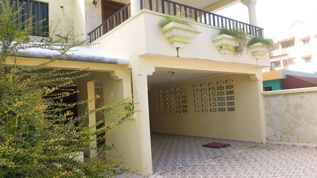 Casa de 4 habitaciones en venta en Las Palmas de Alma Rosa, Santo Domingo Este - 3