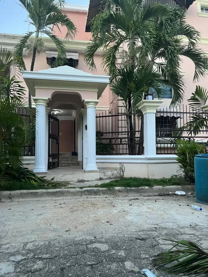 Casa de 5 habitaciones en venta en Los Cacicazgos, Distrito Nacional - 3