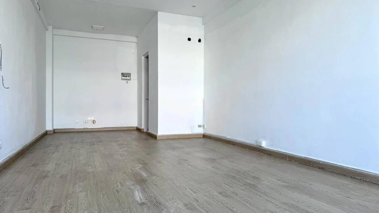 Evaristo Morales: local comercial · 30 m² en alquiler