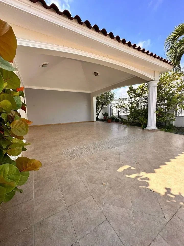 Casa de 4 habitaciones en venta en Jardines Del Este, Santiago de los Caballeros - 2