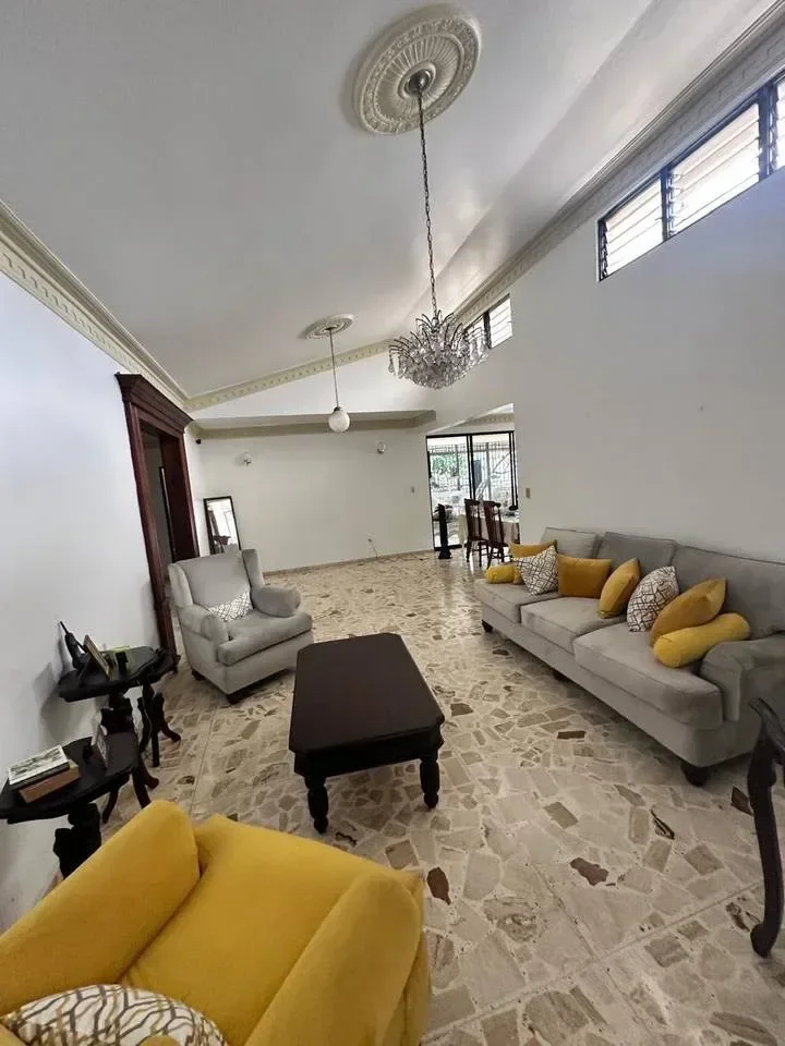 Llanos De Gurabo Ii: maison 4 ch. · 250 m² à vendre - 2