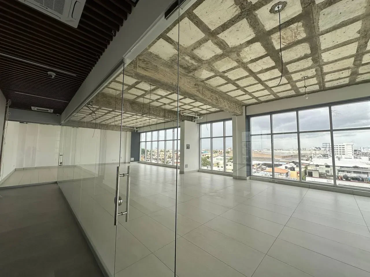 Urbanización Italia: commercial space · 91 m² for rent