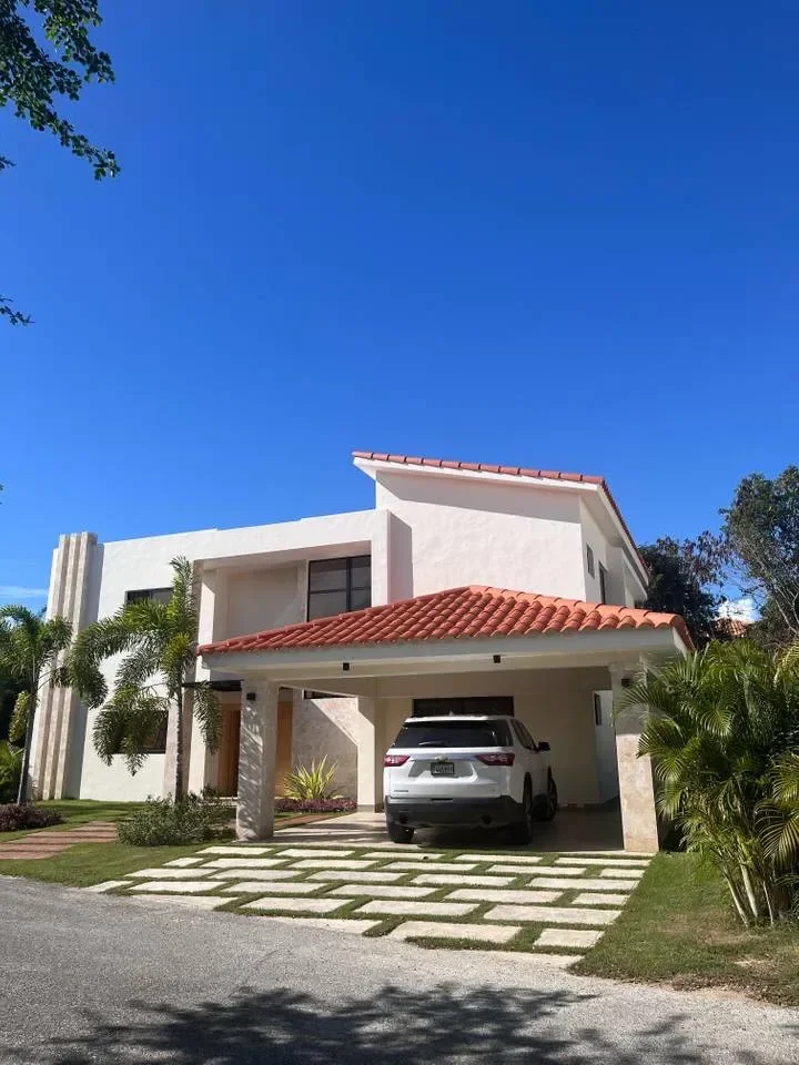 Metro Country Club: villa 6 hab. · 350 m² en venta