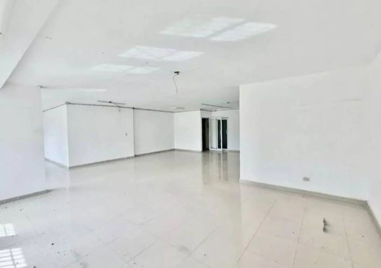 Local comercial en La Julia, 560 m² en alquiler
