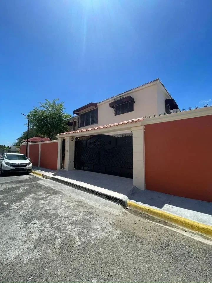 Casa de 3 habitaciones en venta en Jacobo Majluta, Santo Domingo Norte