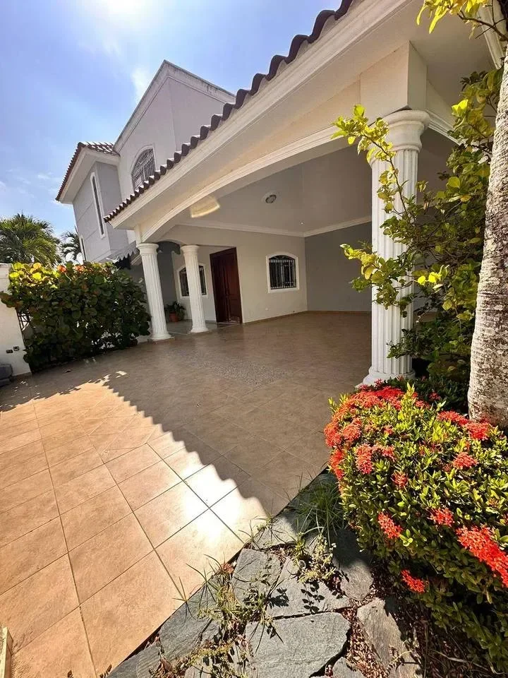 Casa de 4 habitaciones en venta en Jardines Del Este, Santiago de los Caballeros